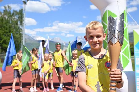 Čez dvesto kamniških otrok in športnikov s ponosom sprejelo in poneslo slovensko baklo (61)